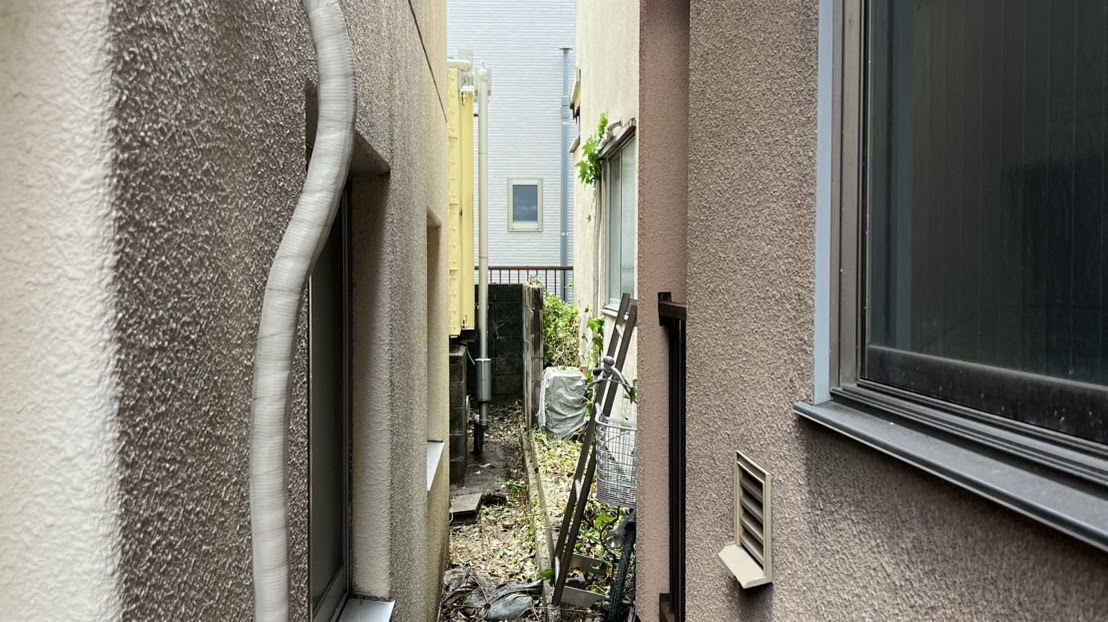 剪定作業を行うスタッフ